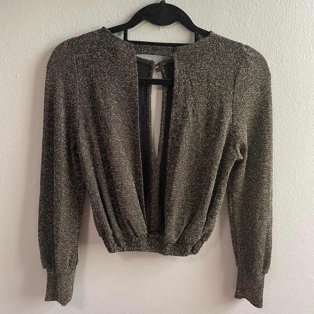 Valija metallic  front cut out long sleeves black and gold top. Size X-Small